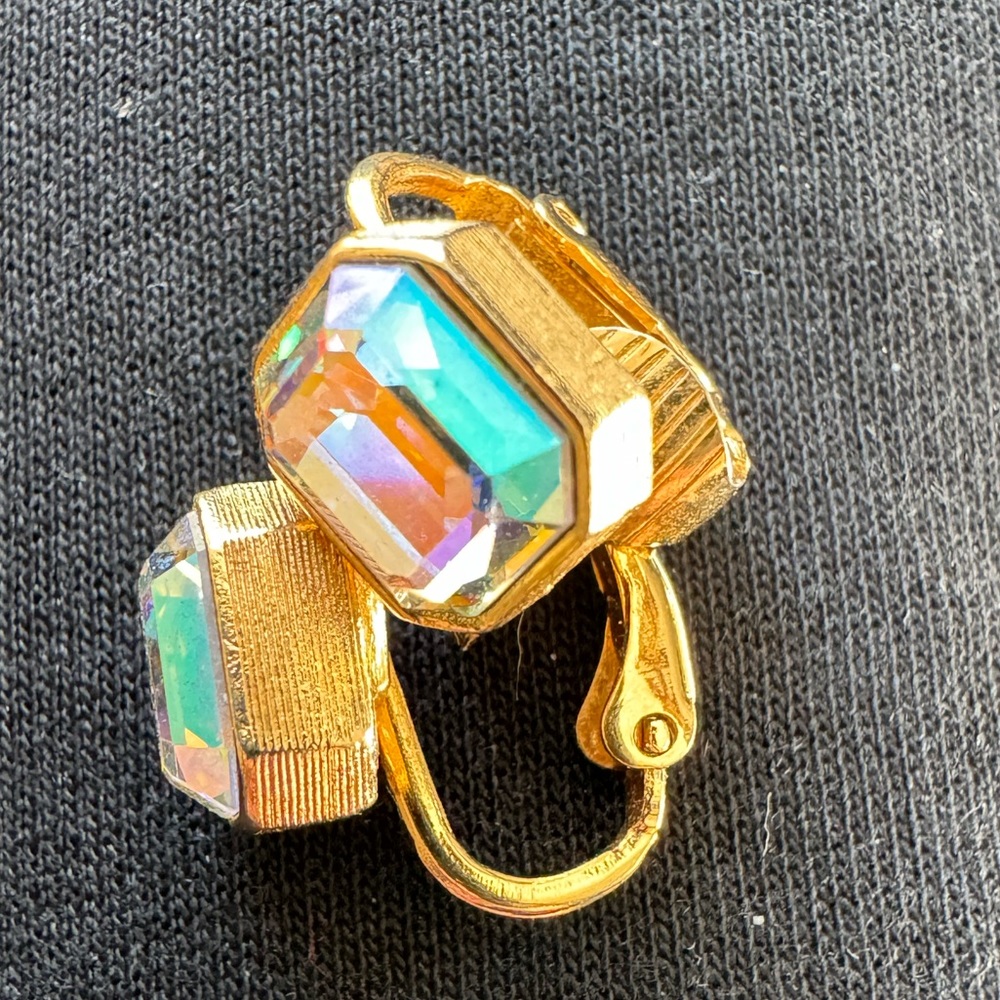 VINTAGE AVON AURORA BOREALIS CRYSTAL GOLDTONE CLIP EARRINGS 1981
